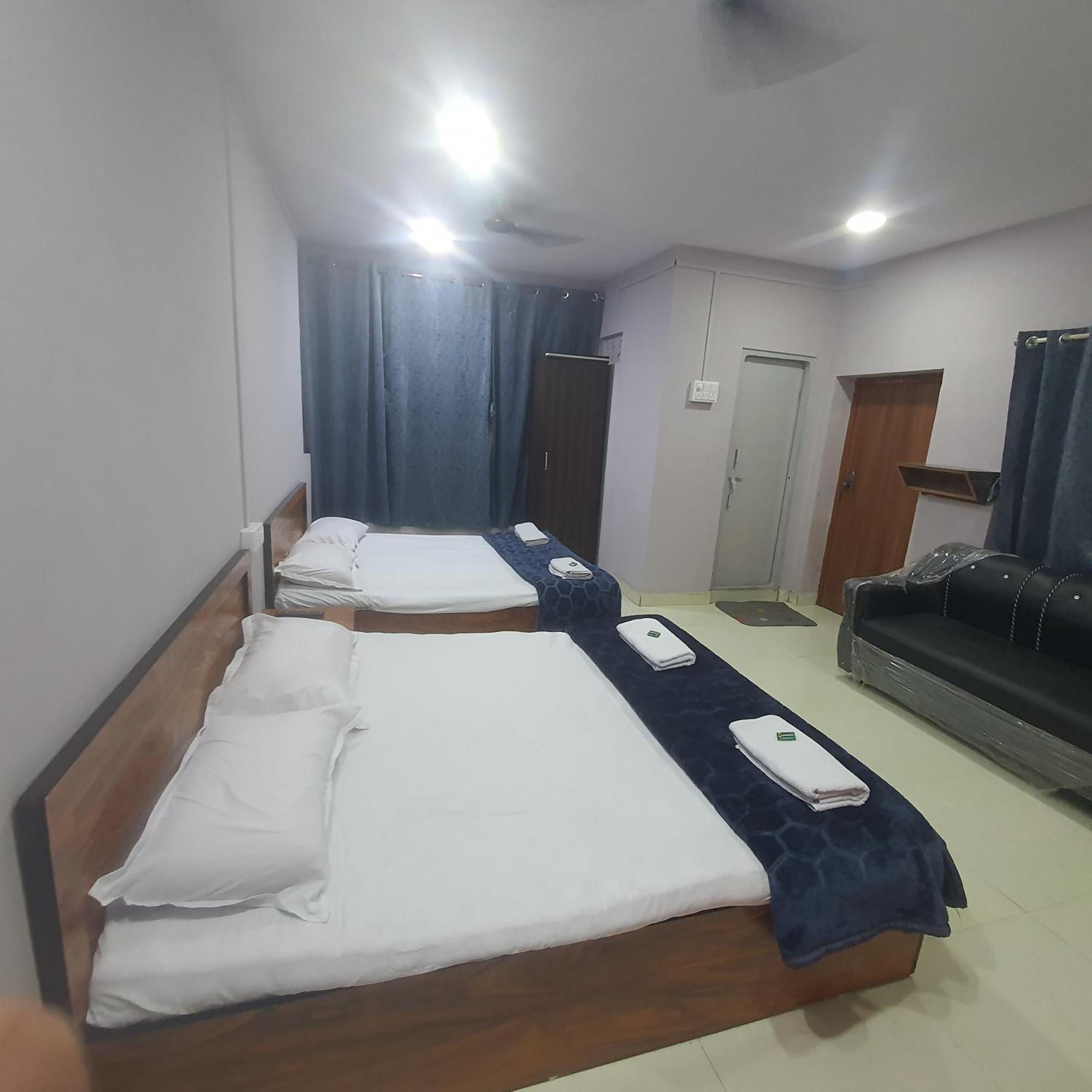 Hotel Family Stay Beside Railway Station Aurangabad  Buitenkant foto