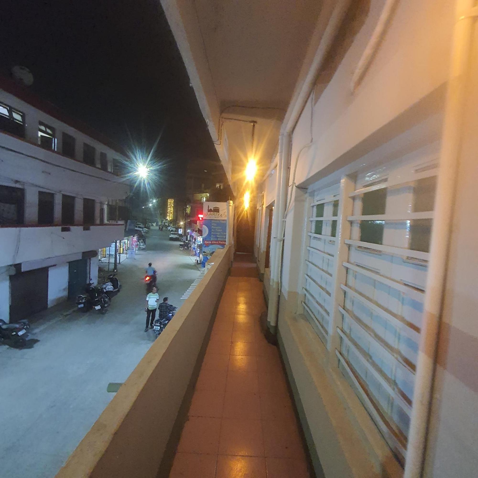Hotel Family Stay Beside Railway Station Aurangabad  Buitenkant foto